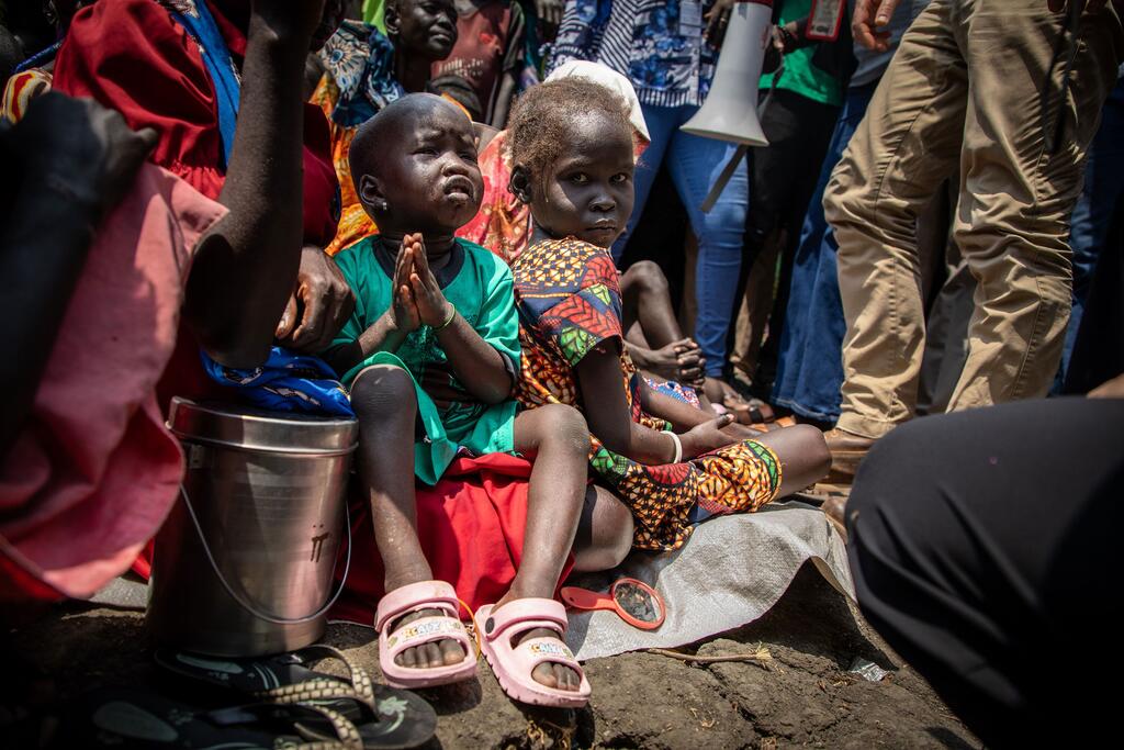 Дети, вынужденные бежать из своих домов из-за недавнего насилия в штате Джонглей, Южный Судан.