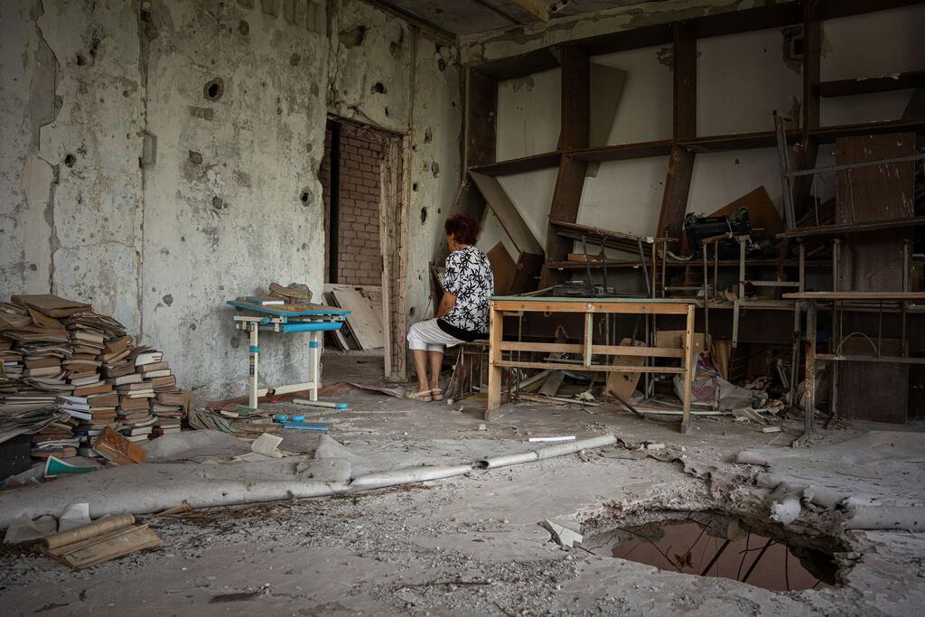 Марина в разрушенном классе школы в Херсоне, где раньше преподавала украинскую литературу.