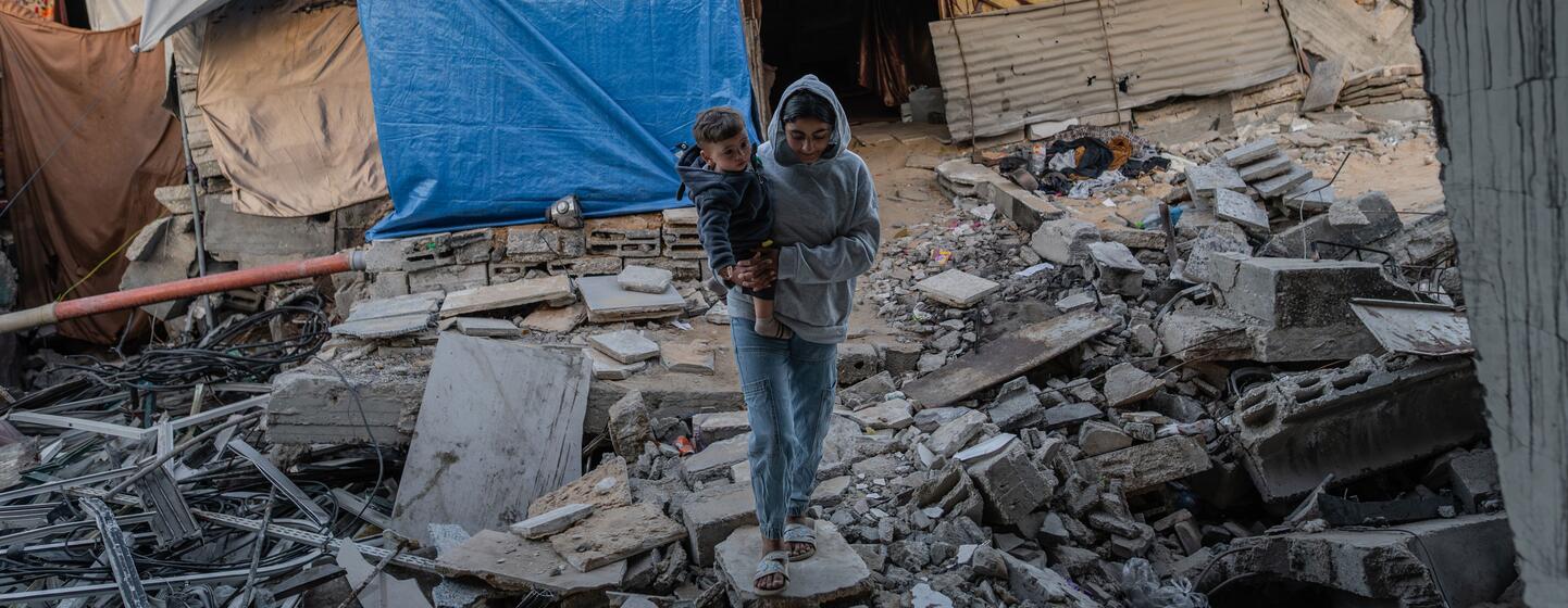 La famille vit dans une tente de fortune et dépend de l'aide du PAM et des repas chauds des organisations humanitaires.