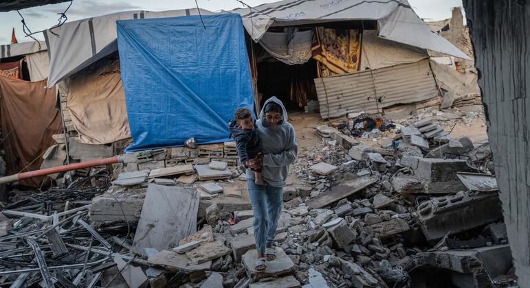 استمرار الهجمات في غزة يعرض المدنيين للخطر، ومزيد من النزوح في الضفة الغربية