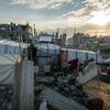 Une famille d'Al-Zarqaa, dans la ville de Gaza, vit dans une tente de fortune sur les décombres de leur maison détruite, dépendant du PAM et de l'aide humanitaire pour survivre.