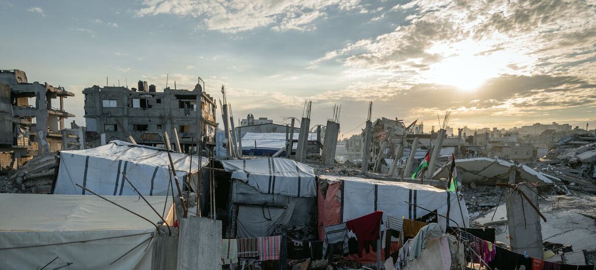 Una familia en Al-Zarqaa, Ciudad de Gaza, vive en una tienda de campaña improvisada sobre los escombros de su casa destruida, confiando en el PMA y en la ayuda humanitaria para sobrevivir.