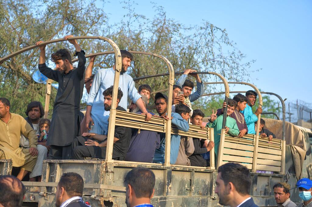 Familias y niños que regresan a Afganistán en la frontera de Torkham, recibiendo apoyo de UNICEF, incluyendo agua potable, servicios de salud y protección.