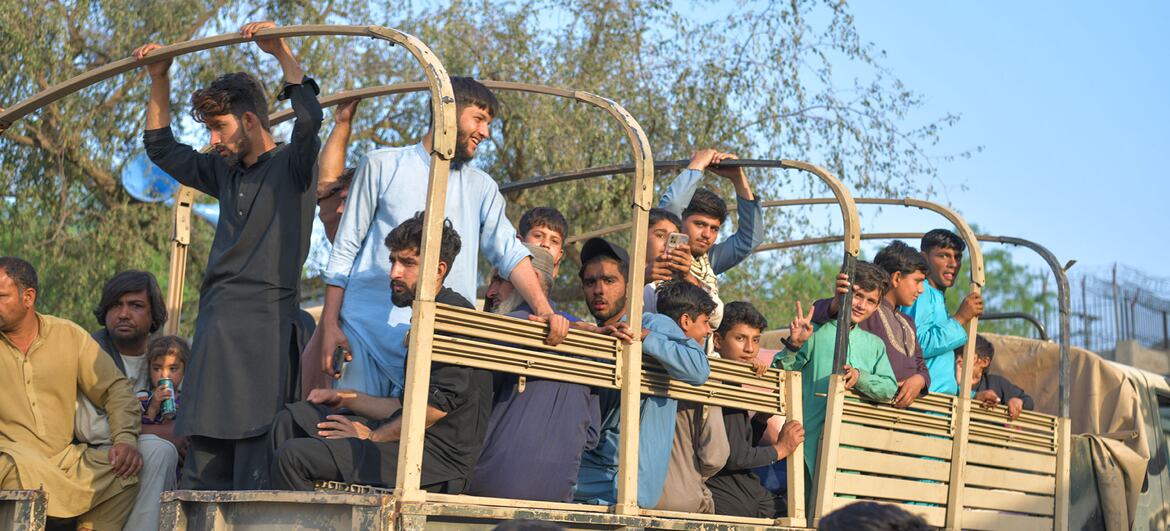 Семьи и дети, возвращающиеся в Афганистан на границе с Туркхамом, получают поддержку от ЮНИСЕФ, включая чистую воду, медицинские услуги и защиту.