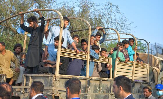 (أرشيف) أفغان يعبرون معبر تورخام الحدودي من باكستان إلى أفغانستان.