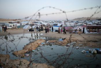 在加沙地带南部的拉法，污水和垃圾堆集在流离失所者的帐篷附近。