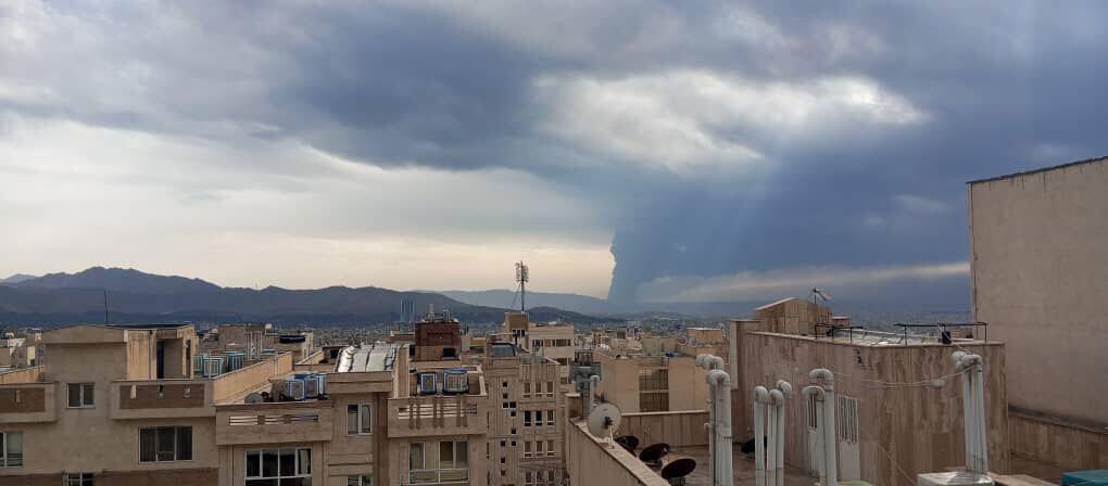 空袭过后,德黑兰东部升起滚滚浓烟。