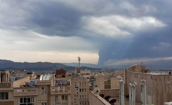 空袭过后，德黑兰东部升起滚滚浓烟。