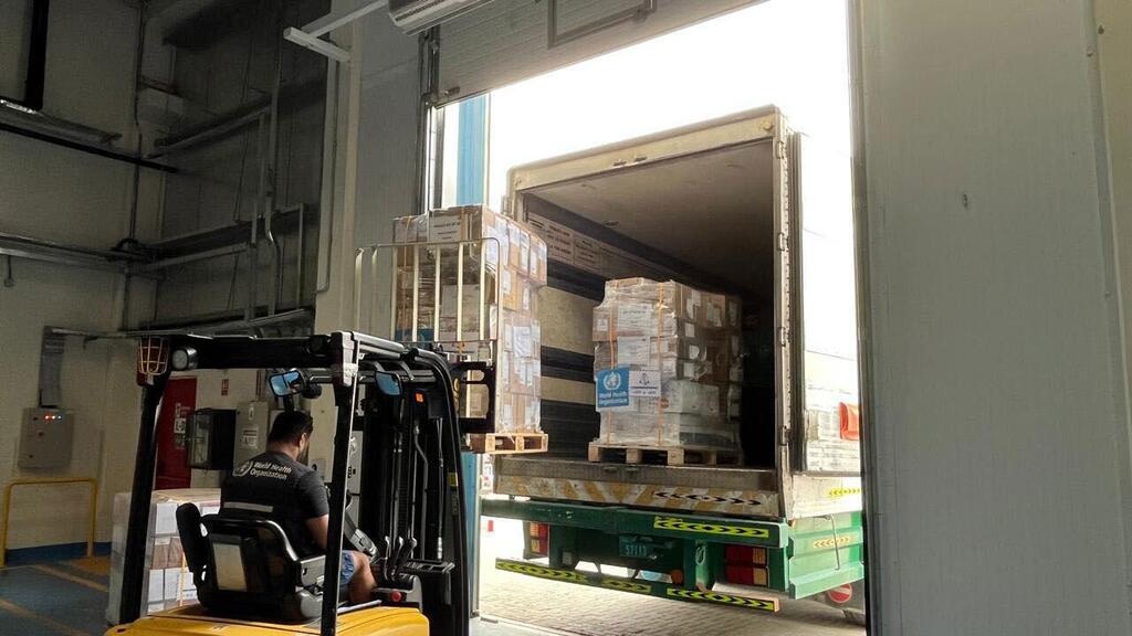 يتم شحن شحنة من الإمدادات الطبية الأساسية إلى لبنان من مركز الخدمات اللوجستية لمنظمة الصحة العالمية في دبي، الإمارات العربية المتحدة.