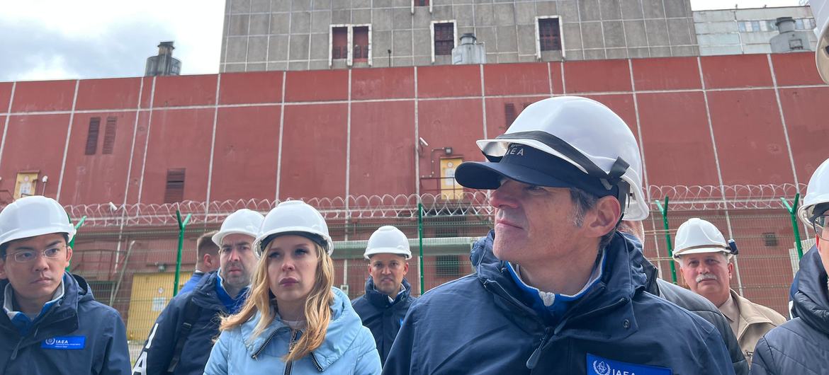 Escoltado por funcionários da usina, o diretor-geral da Aiea, Rafael Mariano Grossi, visita a usina nuclear de Zaporizhzhia na Ucrânia em abril de 2023.
