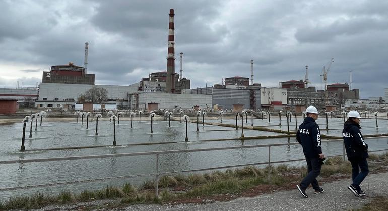 An IAEA expert mission team tours Zaporizhzhya Nuclear Power Plant and its surrounding area. (file) 