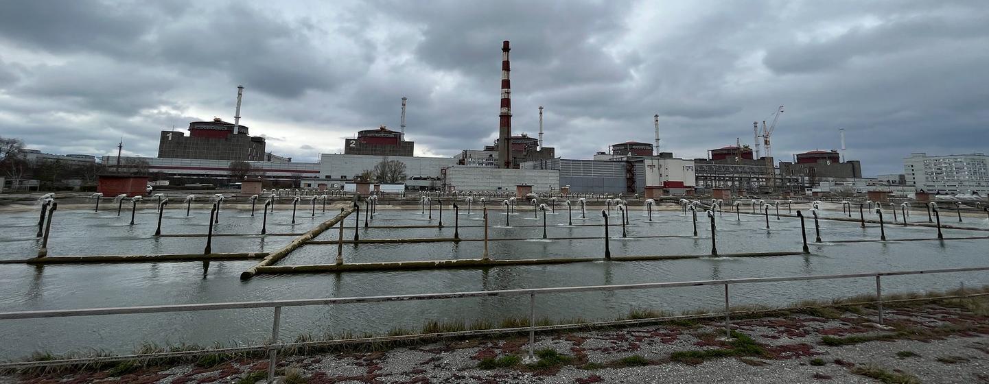 L'eau est utilisée pour refroidir les processus de la centrale nucléaire de Zaporizhzhya en Ukraine.