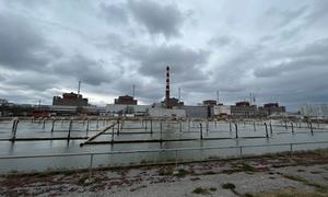L'eau est utilisée pour refroidir les processus de la centrale nucléaire de Zaporijjia en Ukraine.