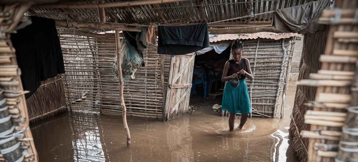 2023年3月发生飓风弗雷迪期间，马达加斯加的房屋被洪水淹没，这是一种与气候变化有关的极端天气事件。
