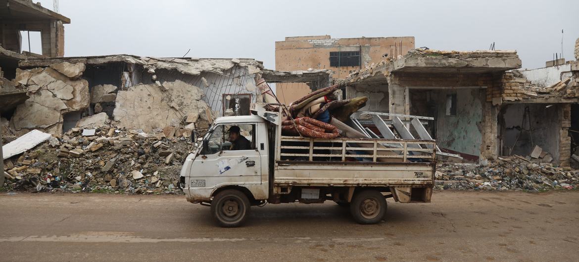 सीरिया के अरिहा ज़िले में लड़ाई के अग्रिम मोर्चे पर स्थित बारा गाँव, अक्सर बमबारी की चपेट में आया है. (फ़ाइल)