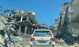 Um veículo da ONU passa pelos restos mortais de Khan Younis, no sul da Faixa de Gaza