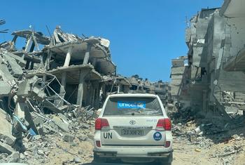 Veículo da ONU passa pelas ruínas de Khan Younis, no sul da Faixa de Gaza.