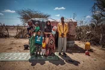 عائلة نزحت بسبب الجفاف الذي طال أمده في إثيوبيا تعيش الآن في خيمة مؤقتة في مقديشو، الصومال.