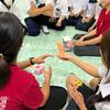 संयुक्त राष्ट्र जनसंख्या कोष (UNFPA) द्वारा समर्थित एक गैर-सरकारी संगठन के काम की बदौलत, थाईलैंड के उत्तर में किशोर युवजन, गर्भ-निरोधकों व अन्य यौन एवं प्रजनन स्वास्थ्य मुद्दों के महत्व के बारे में जानकारी प्राप्त कर रही हैं.