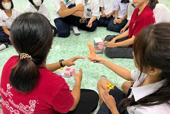 泰国北部的青少年了解不同的避孕措施。