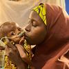 Une mère s'occupe de son bébé dans un centre de lutte contre la malnutrition dans l'État de Borno, au Nigeria.