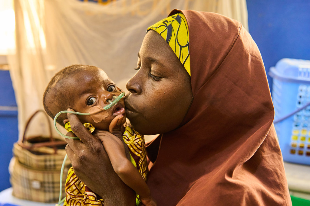 Une mère s'occupe de son bébé dans un centre de lutte contre la malnutrition dans l'État de Borno, au Nigeria.