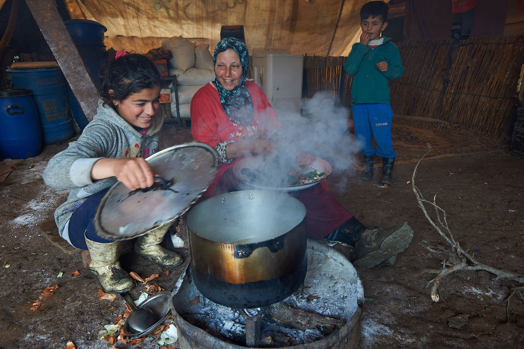 Une famille prépare un repas dans le village bédouin d'Ibziq, en Cisjordanie sous contrôle israélien.