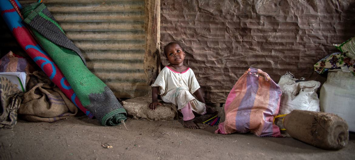 Este niño y su familia sudanesa fueron desarraigados por la violencia y viven ahora en un campo de desplazados del estado de Gedaref.