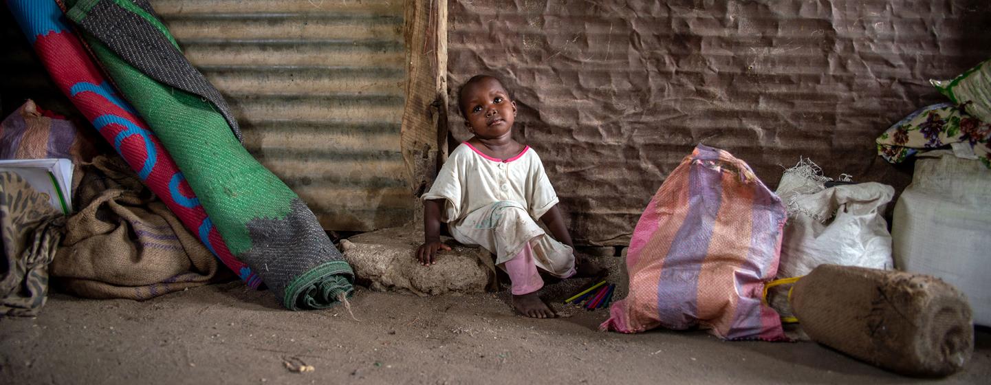 Un enfant, qui a fui son domicile avec sa famille, vit désormais dans un camp de l'État de Gedaref, au Soudan.