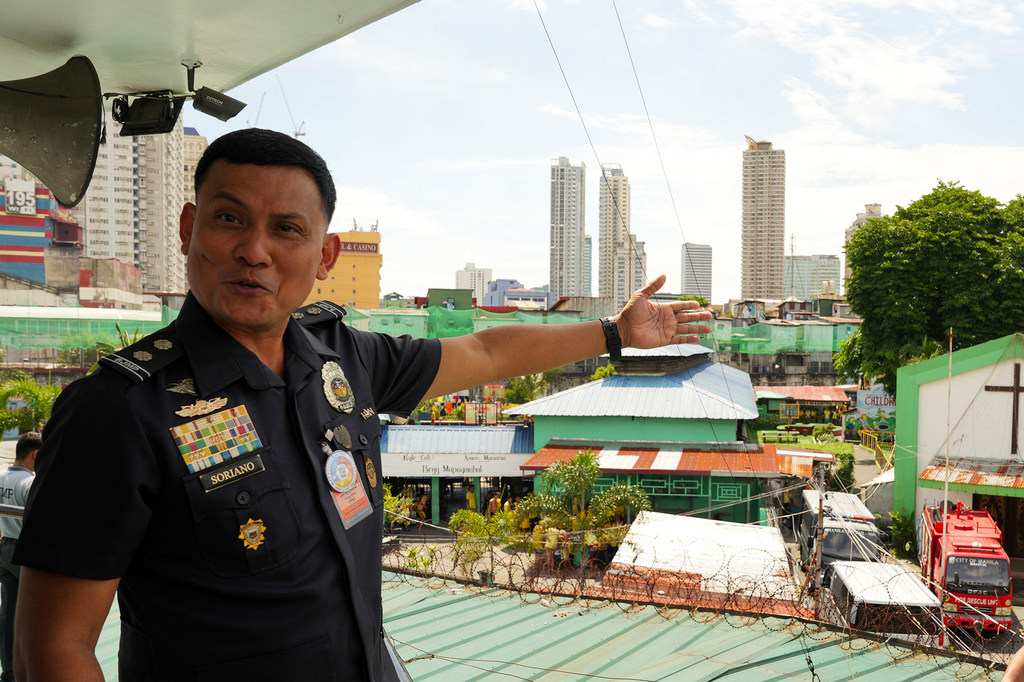 Le directeur de la prison, Lino Montano Soriano, fait un geste dans l'enceinte de la prison de Manille 