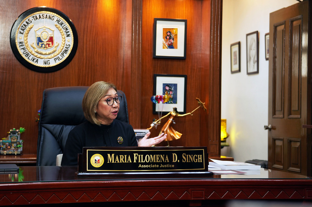 La juge Maria Filomena Singh dans son bureau à la Cour suprême des Philippines. 