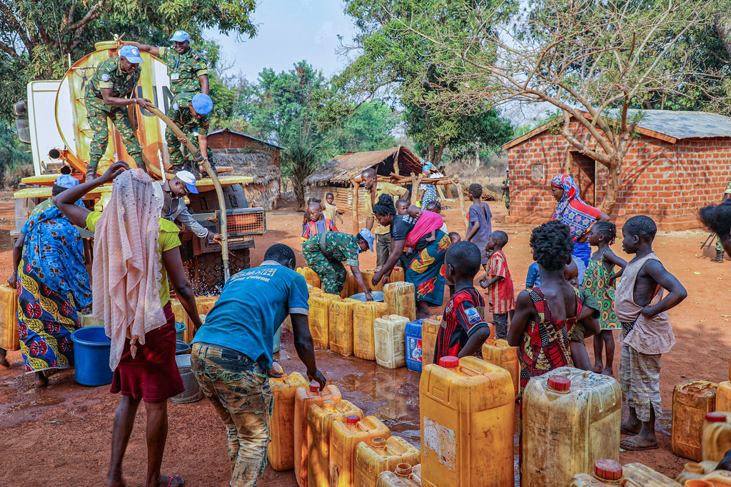 Des soldats de la paix burundais de la mission des Nations Unies en République centrafricaine (MINSCA) distribuent de l'eau aux communautés au nord de la capitale Bangui.