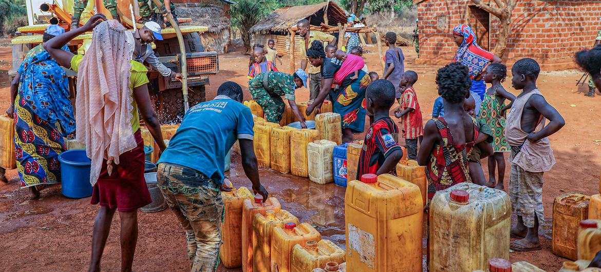MINUSCA peacekeepers deliver water to a village in the Central African Republic. (file photo) 