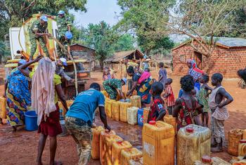 MINUSCA peacekeepers deliver water to a village in the Central African Republic. (file photo) 