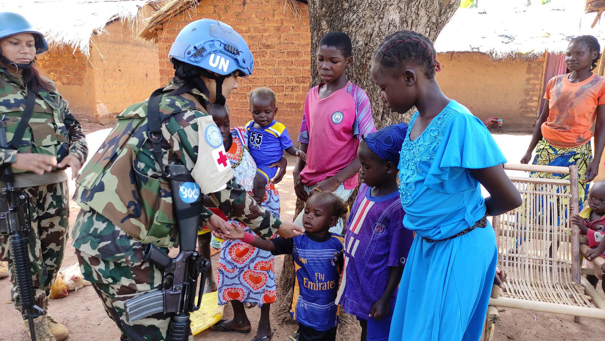 Un soldat de la paix de la MINUSCA interagit avec la population locale à Bokolobo, en République centrafricaine (RCA).