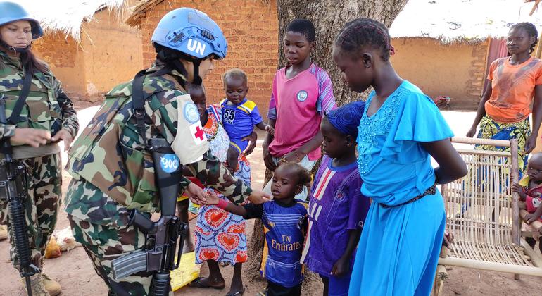 Mlinda amani akitangamana na wenyeji huko Bokolobo nchini Jamhuri ya Afrika ya Kati.