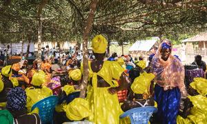 Mulheres e homens se reúnem na região de Gabu, na Guiné-Bissau, para assinar uma declaração pelo fim da mutilação genital feminina (MGF).