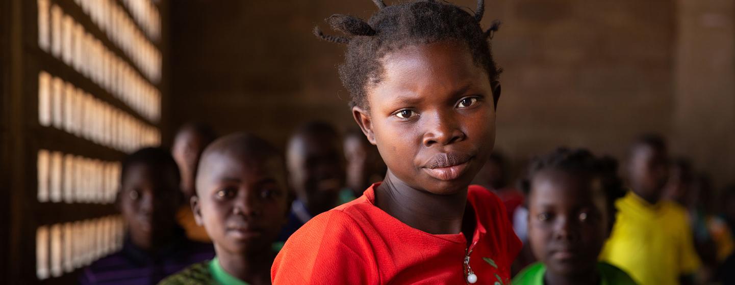 Ngaina Geraldine, une élève de 17 ans, observe l'école primaire Elien à Paoua, en République centrafricaine.