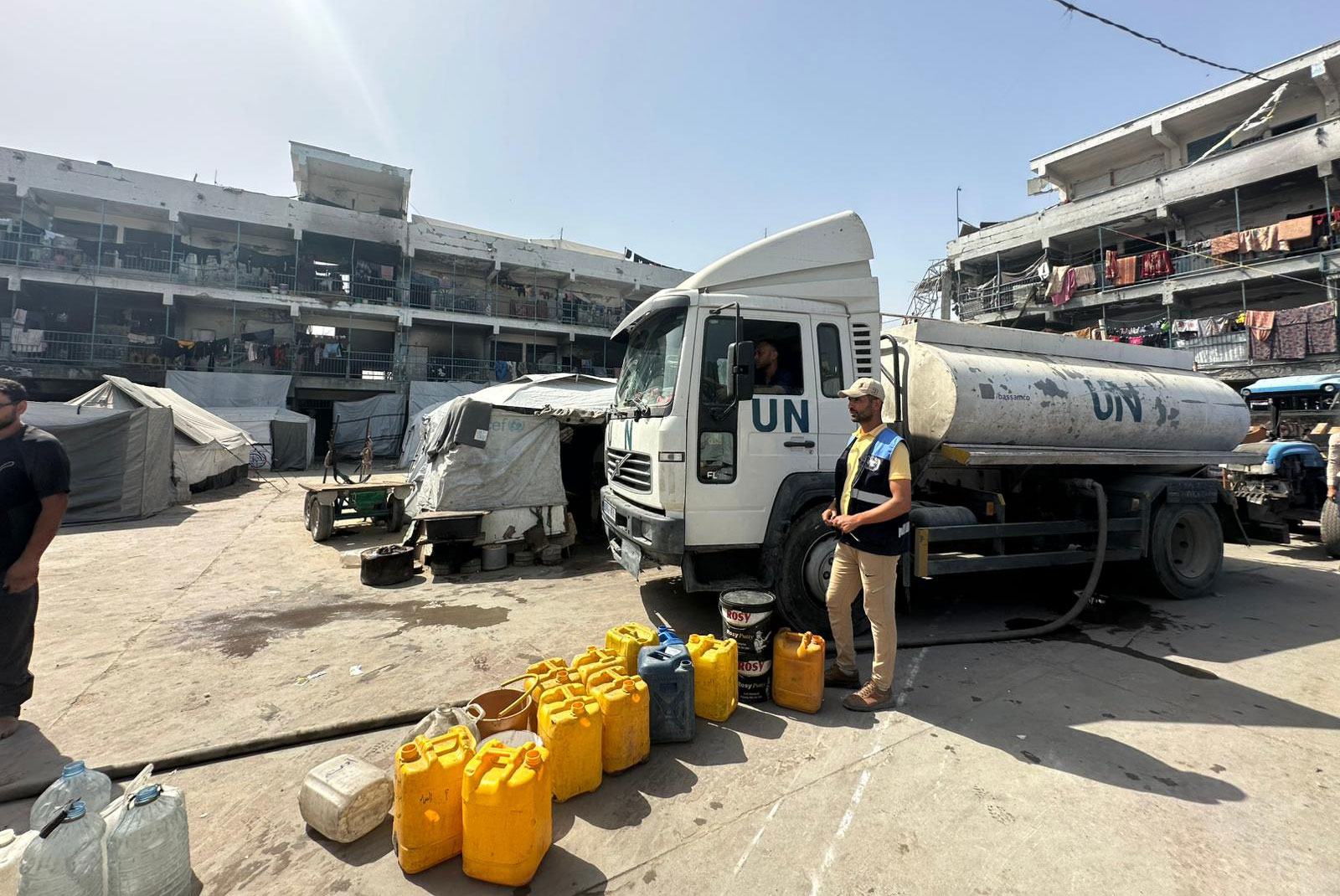 De l'eau est distribuée aux Gazaouis réfugiés dans une école de l'UNRWA.