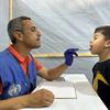 Un employé de l'UNRWA soigne un jeune garçon à Gaza.