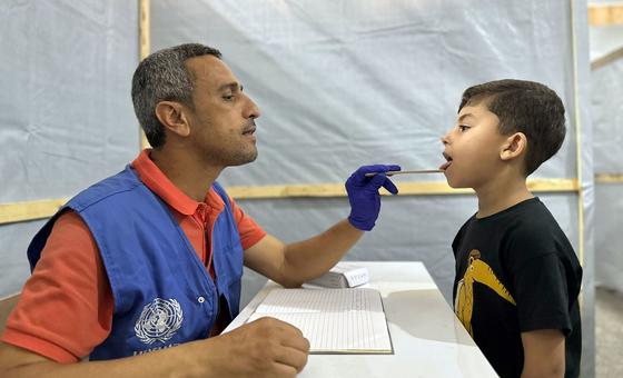 Un employé de l'UNRWA soigne un jeune garçon à Gaza.
