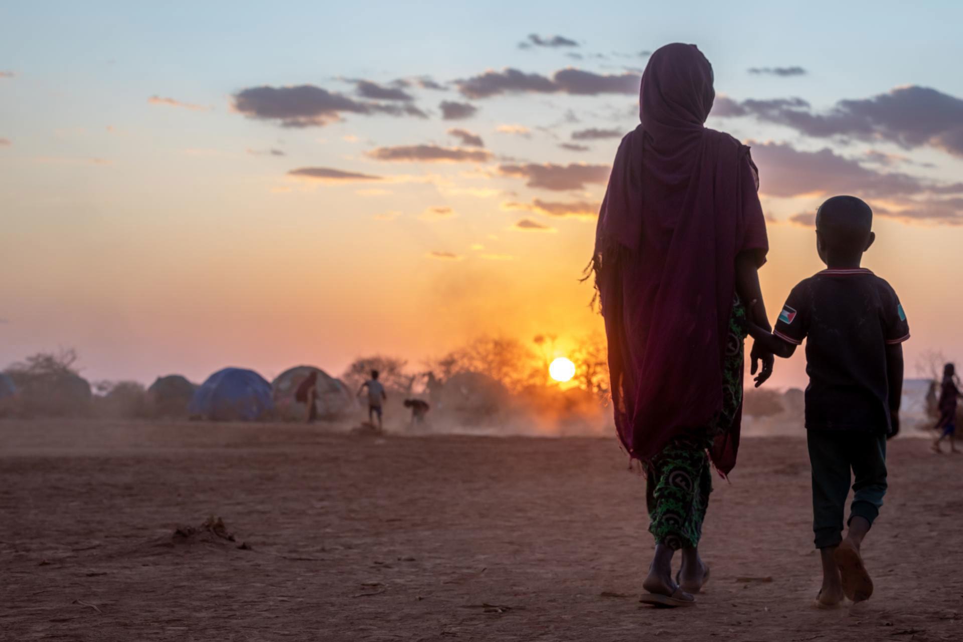 ایتھوپیا میں خشک سالی سے متاثرہ علاقے سے نقل مکانی پر مجبور ایک ماں اور بچہ بے گھر افراد کے کیمپ کی طرف جا رہے ہیں۔