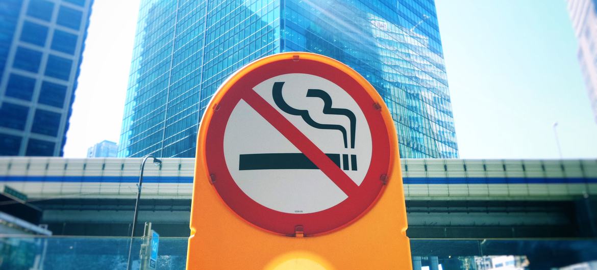 O número de pessoas que fumam em todo o mundo está diminuindo