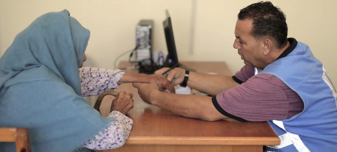 una mujer en consulta médica en Gaza.