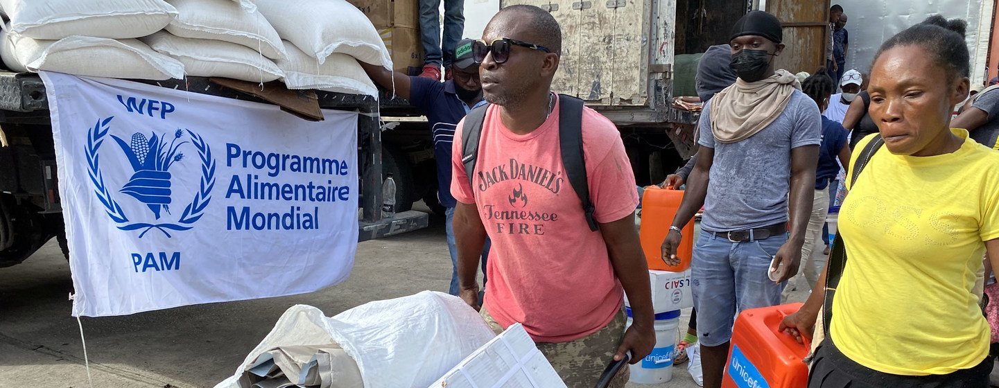 Les Haïtiens touchés par le récent tremblement de terre aux Cayes reçoivent une assistance humanitaire.