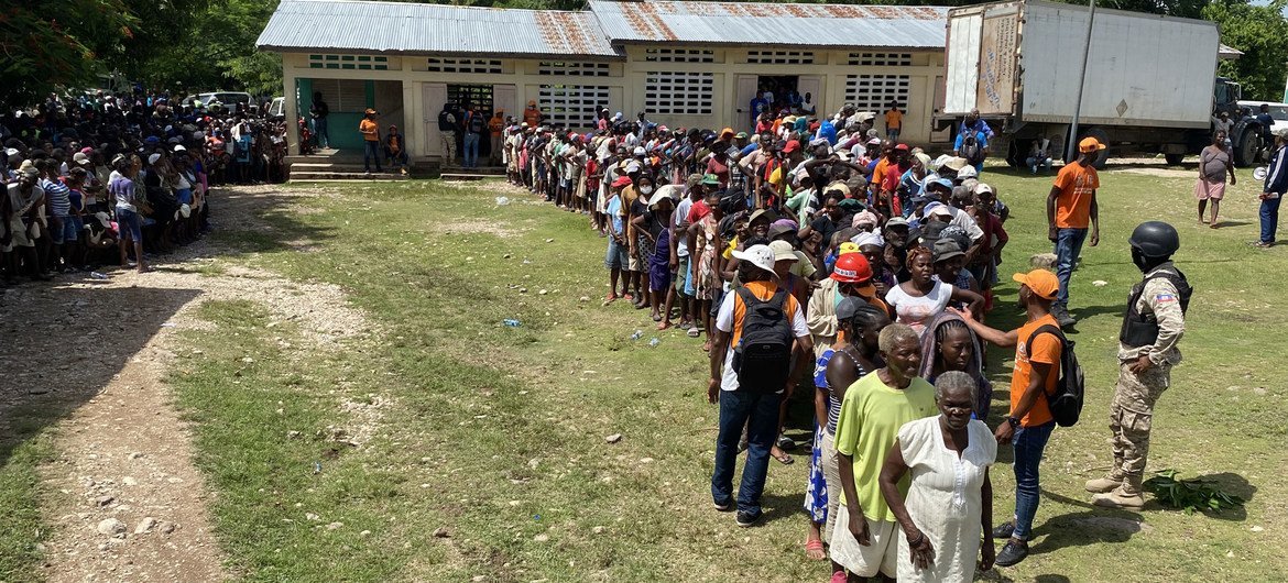 联合国支持海地政府为受地震影响的人们提供紧急援助的努力。