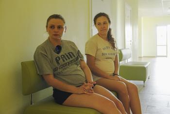 Dos mujeres embarazadas acuden a un hospital en la capital ucraniana, Kiev. (archivo)