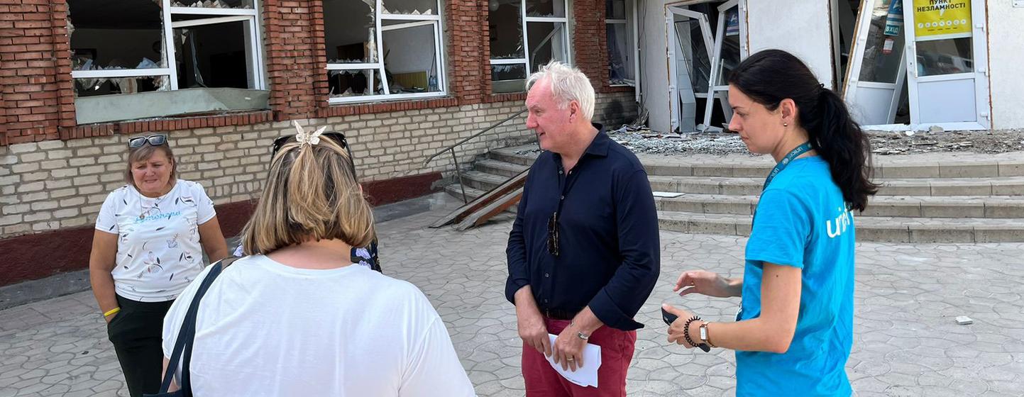 Matthias Schmale et ses partenaires humanitaires se tiennent devant un centre de transit endommagé à Pokrovsk, dans la région de Donetsk, en Ukraine.