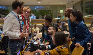 مشاركون شباب ينخرطون في نشاط جماعي خلال جلسة جانبية لقمة تحويل التعليم التي انعقدت في مقر الأمم المتحدة في نيويورك!