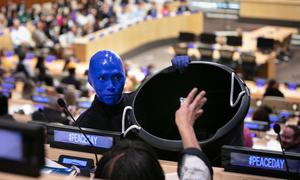 مجموعة الرجل الأرزق تؤدي عرضا فنيا خلال الاحتفال باليوم الدولي للسلام في مقر الأمم المتحدة في نيويورك.